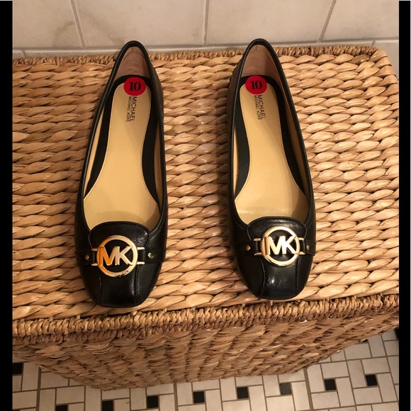 Michael Kors Shoes - Michael Kors NWT black w gold details shoes